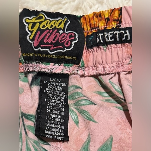 Good Vibes Tropical Pineapple Print Men's Shorts Size Large EUC - Picture 3 of 6